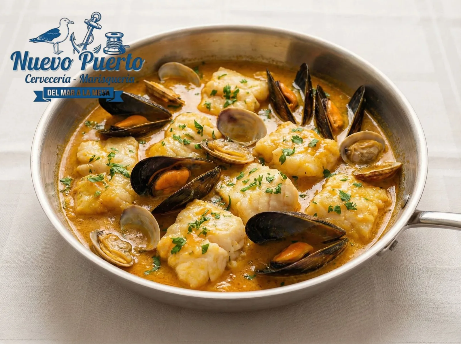Cazuela de merluza con almejas y mejillones Marisquería Nuevo Puerto